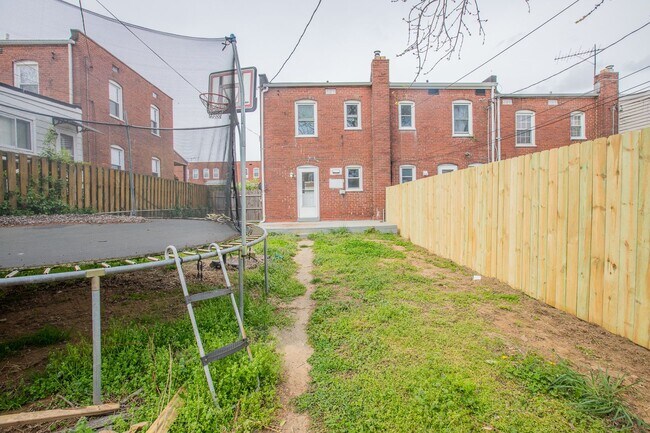 Building Photo - Lovely 2 BR/1 BA EOG Townhome in Brooklyn ...