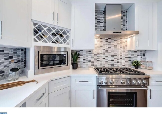 Building Photo - Stunning Modern Townhome in the Heart of Northern Liberties