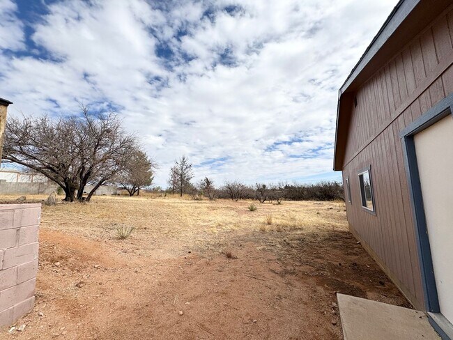 Building Photo - 3BR/2BA/2CG, with DOG RUN 2310 sq.ft. rental in Sierra Vista, AZ