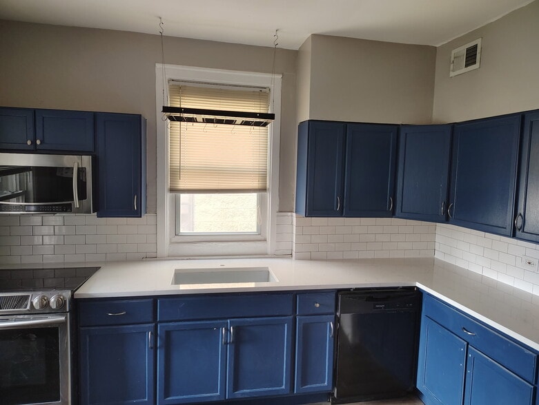 kitchen - 1615 W Barry Ave