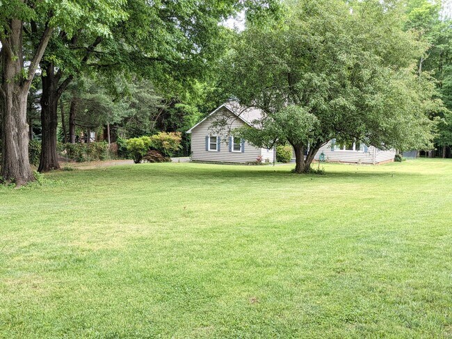 Building Photo - Advance NC - Large Lot/Master on Main