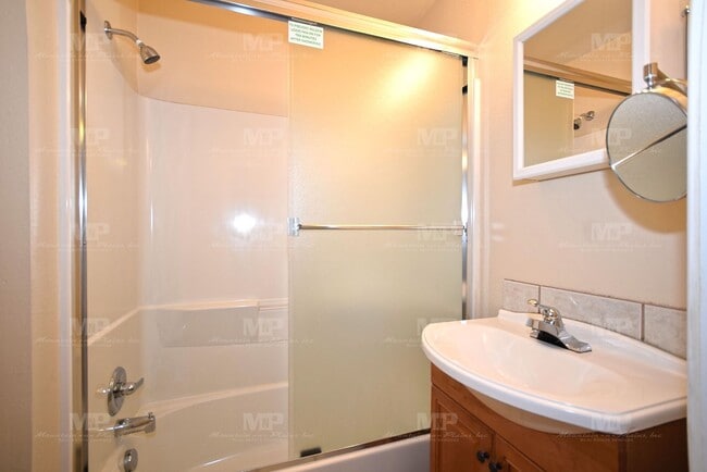 Building Photo - 318 W Laurel St