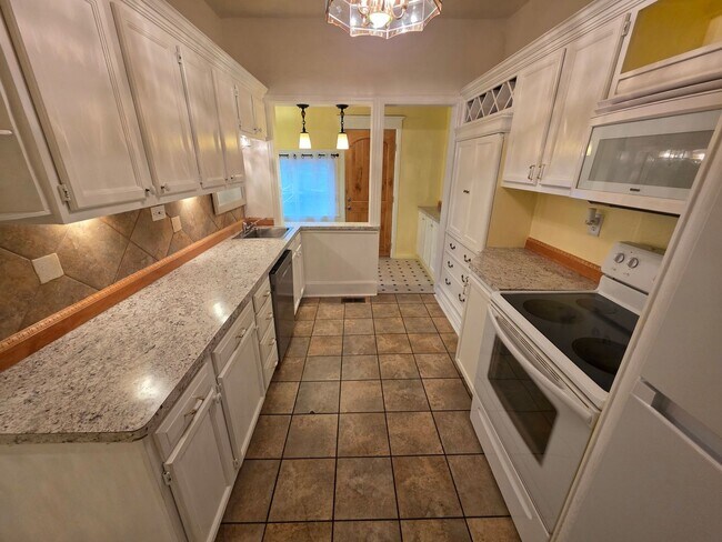 Building Photo - N Madelia St