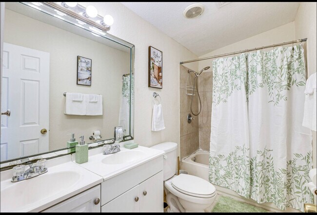 Building Photo - 716 21st St