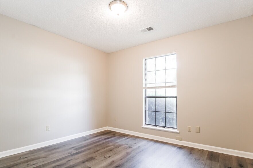 Building Photo - 3740 Schanna Dr