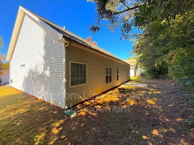 Building Photo - 1020 Stinson Glen Ln