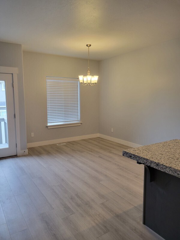 Building Photo - 4895 E Lk Cor Dr