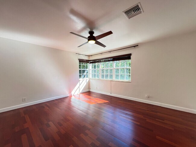 Building Photo - Beautifully appointed 4 Bedrooms, 2 Bathro...