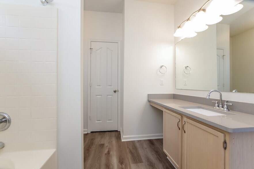Building Photo - 11878 Meadhaven Dr