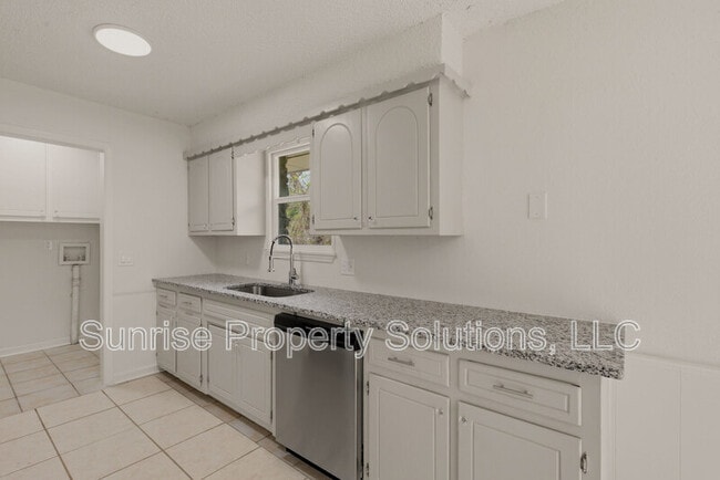 Building Photo - 9301 N Sherwell Dr