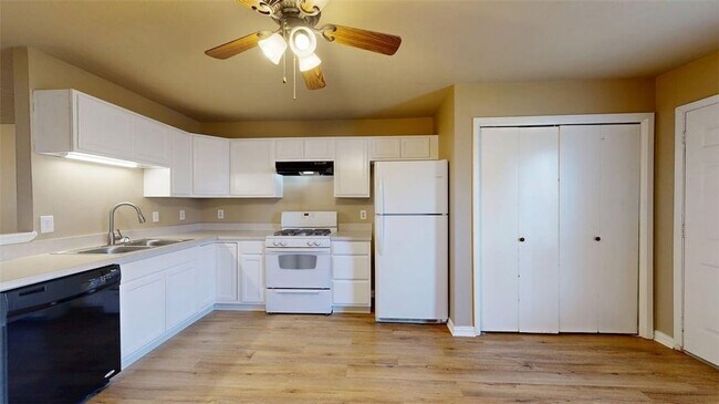 Building Photo - 805 San Pedro Dr