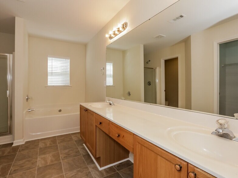 Building Photo - 8264 Chatham Oaks Dr