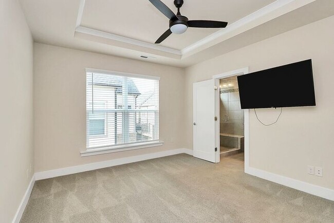 Building Photo - Stunning 3BD/3.5BA End Unit w/ City Views ...