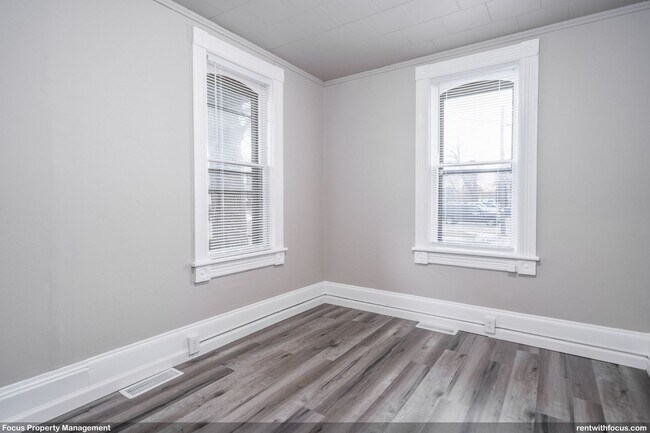 Building Photo - 213 Manitowoc St