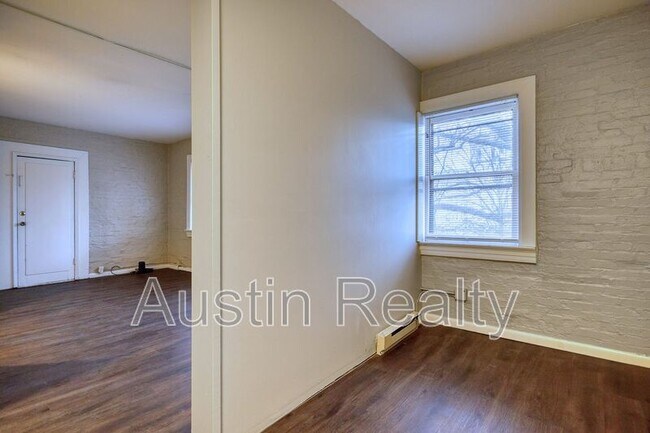 Building Photo - 324 N.Newstead