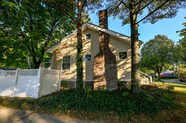 Building Photo - Cozy Home in Cleveland - Lyndhurst