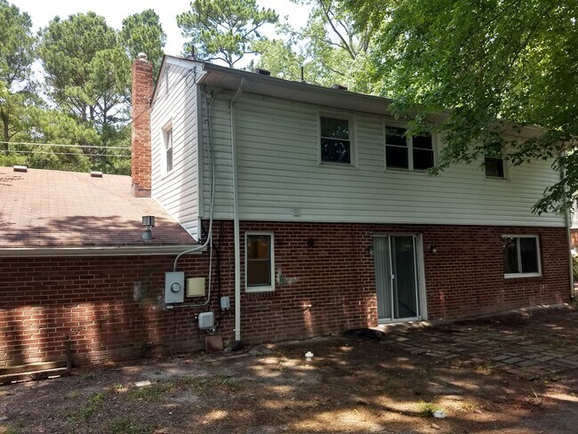 Building Photo - TRI-LEVEL HOME WITH GARAGE AND LARGE FENCE...