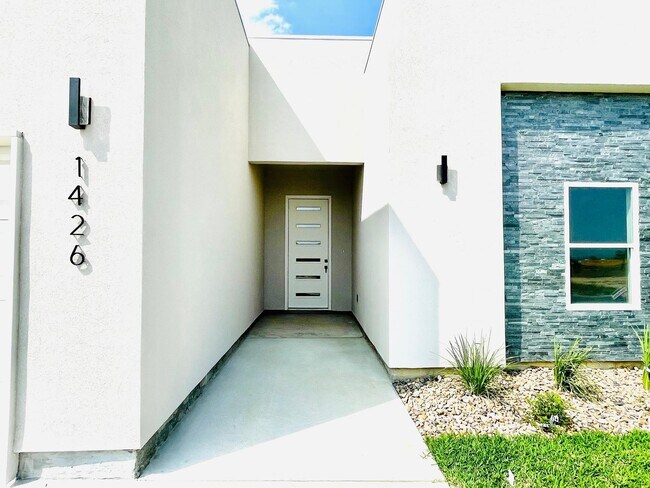 Building Photo - 1426 Los Estribos Dr