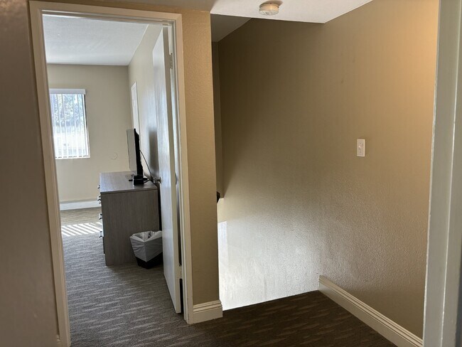 Building Photo - 2-Story, 2-Bedroom, Furnished/Unfurnished Condo For Rent