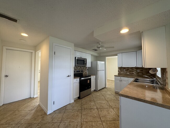 Building Photo - 129 Algiers Dr
