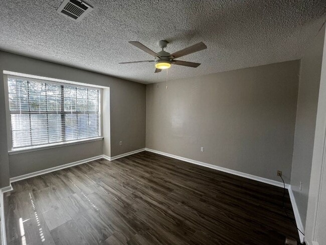 Building Photo - Apartment for lease