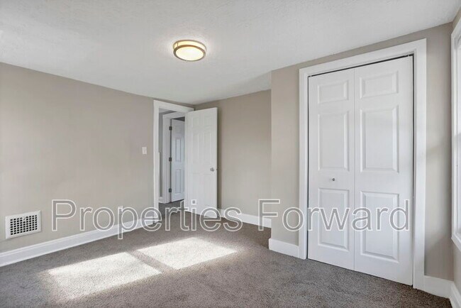 Building Photo - 533 E Jenkins Ave