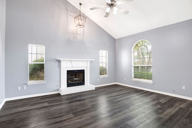 Building Photo - 4-bedroom, 2.5-bath home near Cordova Park