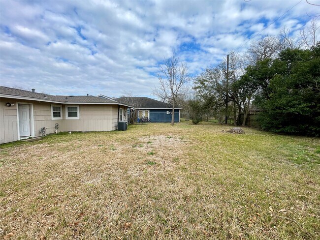 Building Photo - 6144 Doulton Dr