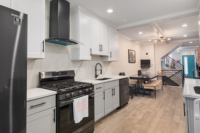 Building Photo - Bright & Immaculate 2 Bed · 3 Bath