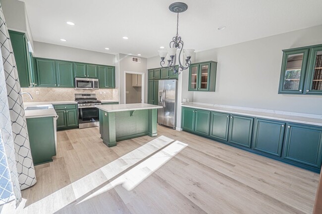 Building Photo - Spacious 4-Bedroom Townhome with Downstairs Bed/Bath in Creekside!