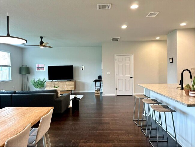 Building Photo - 12105 Cimaizon Dr