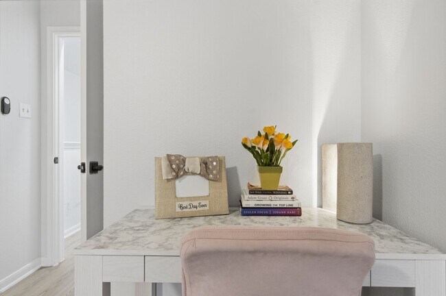 Building Photo - 4 bed with back yard in great East side location.