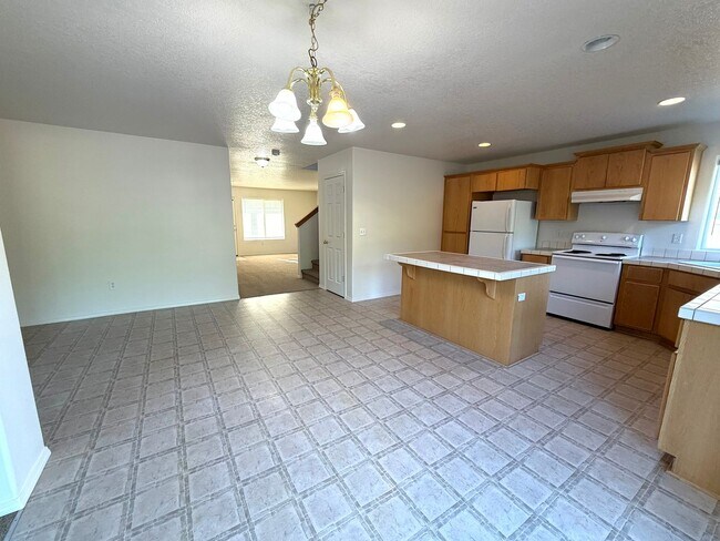 Building Photo - Spacious 4-Bedroom Rental Home in Prime Pa...