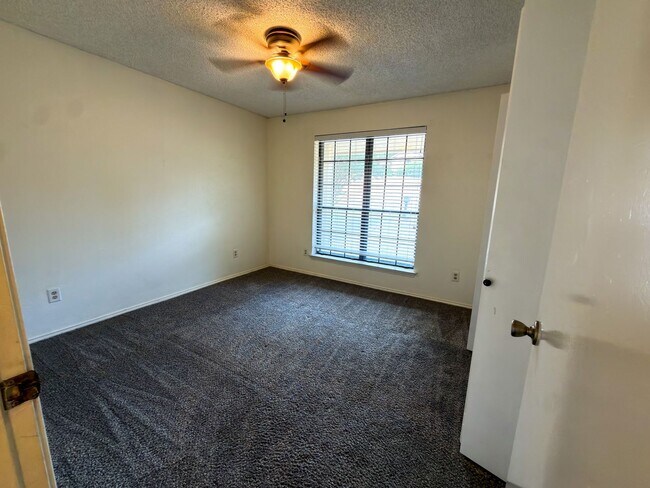 Building Photo - 520 Sumac Pl