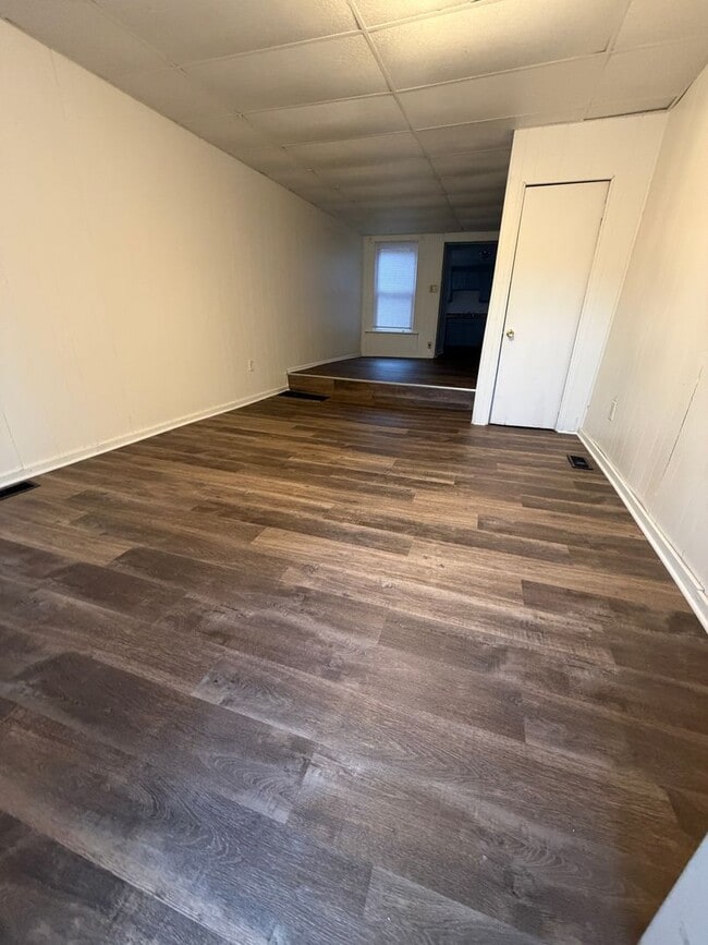 Building Photo - AVAILABLE FOR SHOWING 3!!! BR/1 BA.