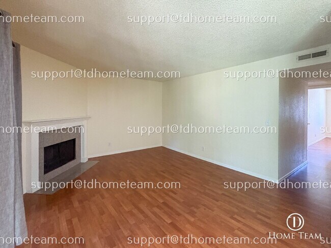 Building Photo - "Charming 2-Bed Condo in Bellevue with 923 Sq Ft of Comfort!"