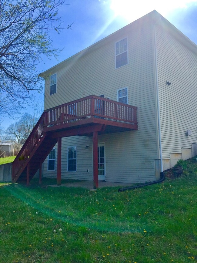 Building Photo - Beautiful Home in Quiet Cul-De-Sac Shelbyville! Basement!