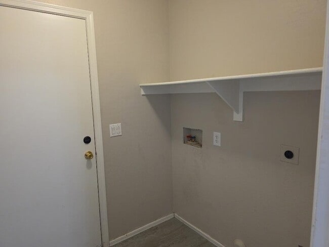 Building Photo - 9927 W Southgate Ave