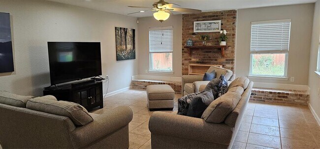 Building Photo - 10022 Cedardale Dr