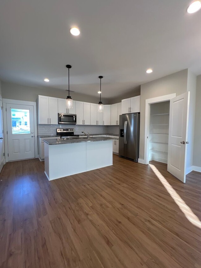 Building Photo - Beautiful Newer Build: Three Bedrooms in t...