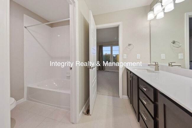 Building Photo - 3 Bed/2.5 Bath Townhome, 1999 sq ft, 2160 Meadows Blvd Unit A