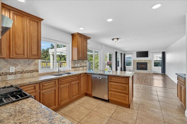 Building Photo - Toro Sunshine Expansive 4 Bed/ 3 Bath Home!
