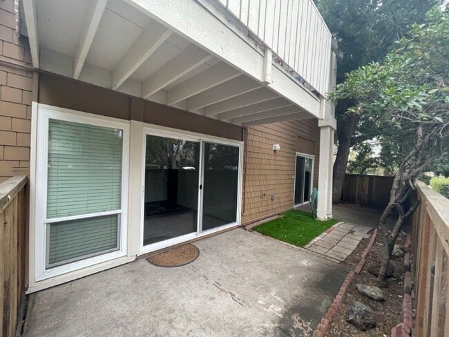 Building Photo - Coming Soon! Fully updated 2 bedroom 1.5 bath condo, walk to Ygnacio Plaza & Heather Farms Park!