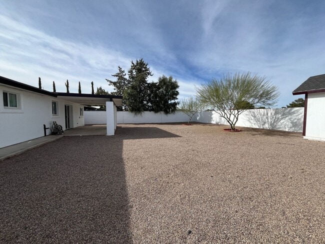 Building Photo - Gorgeous fully remodeled centrally located 3 bedroom home.