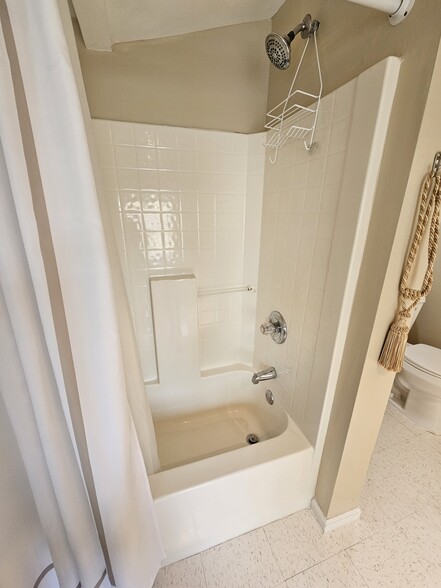 Bathroom - 1165 York Rd