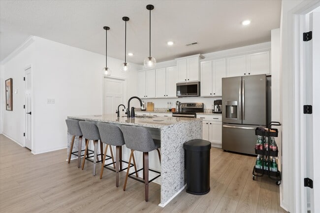 Building Photo - 2102 Promenade Ln