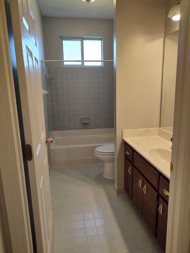 Building Photo - Spacious Home Conveniently Located in a Quiet Neighborhood!