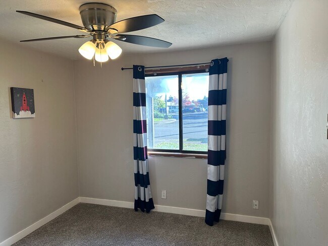 Building Photo - Updated 3 bedroom 1.5 bath house in Eugene!