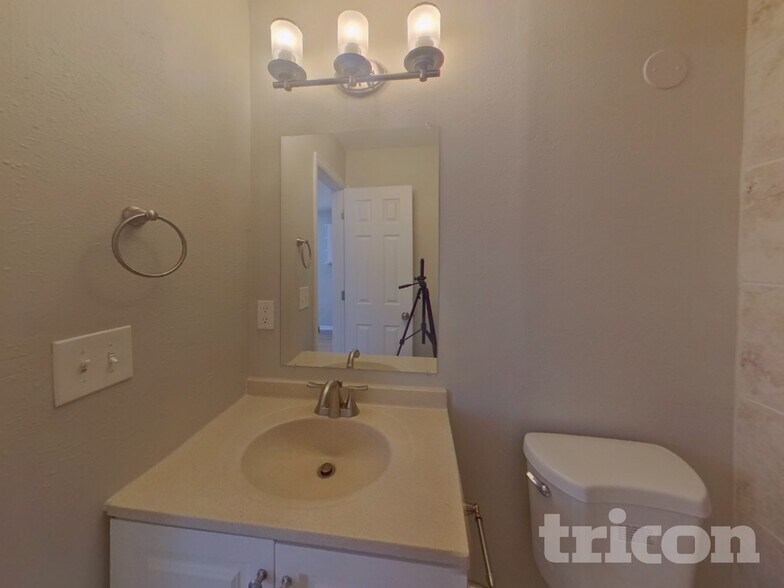 Building Photo - 6650 Brook Forest Dr