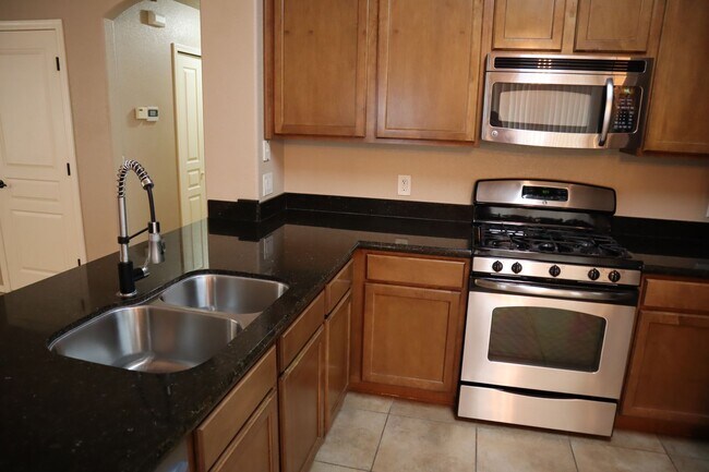 Building Photo - Livable, Lovable, & Avaiable!